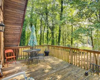 Pet-Friendly Lavonia Cabin, Walk to Lake - Lavonia - Balcony