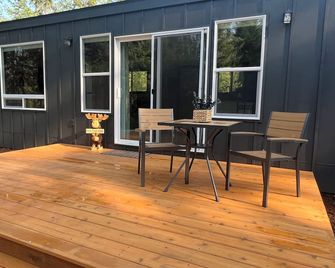 Cozy cabin in charming forested area - Spirit Lake - Patio