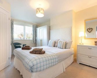 Stones Throw, Pet Friendly, Country Holiday Cottage In Beadnell - Beadnell - Bedroom