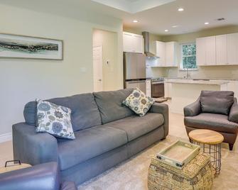 Charming Willis Hideaway 1 Mi to Lake Conroe! - Willis - Sala de estar