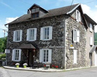 A hostel just for you! Large common areas At the foot of the mountains - Audressein - Edificio