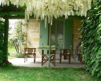 Gîtes facing the Saint-Emilion river - Vignonet - Patio