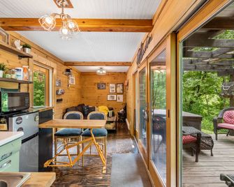 Unique Dover Accommodation with a Hot Tub Perfect for Glamping in Ohio - Dover - Huiskamer