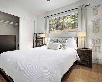 Home in the Pines - Apple Hill - Dog Friendly - Snow Nearby - Pollock Pines - Bedroom