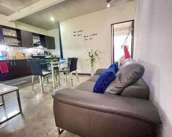 Beautiful Spacious Loft. Santa Ana Downtown. Very high ceilings. 24/7 security. - Santa Ana - Sala de estar