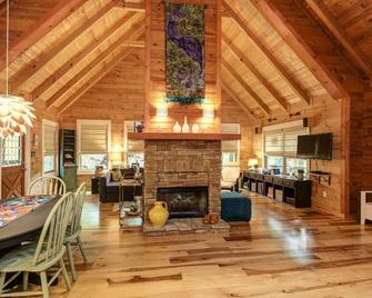 Respite at Big Canoe - Wood-burning fireplace bright interiors Wifi - Jasper - Restaurant