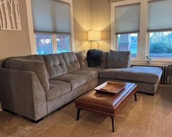 Charming 3-bedroom house in the heart of town right off I-70 - Mount Airy - Living room
