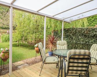 End Retreat - Wroxham - Patio