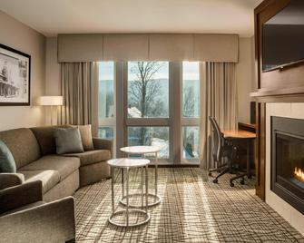 Fairfield Inn & Suites by Marriott Waterbury Stowe - Waterbury - Living room