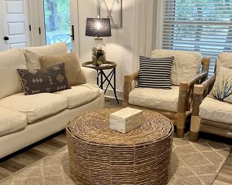 Clean, affordable, and a short walk to the beach! - Pine Knoll Shores - Living room