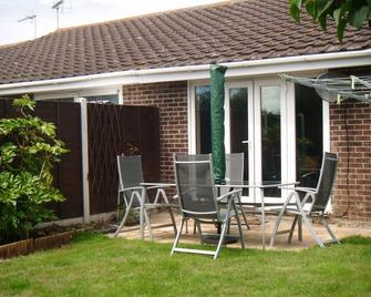 Lynbrook Holiday Rental bungalow - sleeps up to 6 people - Frinton-on-Sea - Patio
