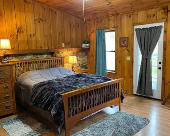 'Hideaway Cabin' that sits on 10 secluded acres. - Danville - Bedroom