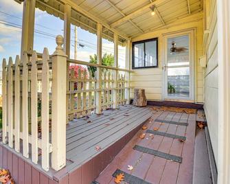 Game Room & Fire Pit: West Mifflin Home! - West Mifflin - Balcony