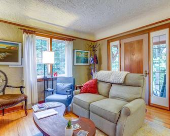 Seattle Home w/ Balcony: 1 Mi to Park & Water! - Seattle - Sala de estar