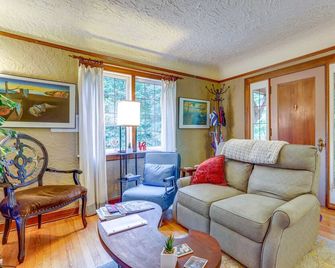 1 Mi to Park & Waterfront! Seattle Home w/ Balcony - Seattle - Living room