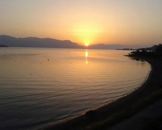 Sunny 1st floor apartment by the sea (Mare & Monti) - Kamena Vourla - Beach