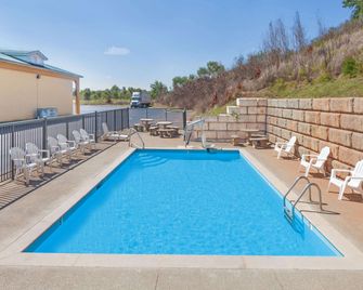 Days Inn by Wyndham Lenoir City - Lenoir City - Pool