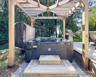 Autumn Nights by the Lake: Huron Shores - Kincardine - Patio