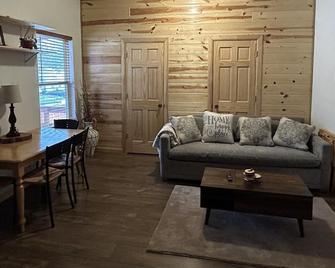 Cozy and charming cabin! Perfect for getaways and fun activities for all ages - Baraboo - Pokój dzienny