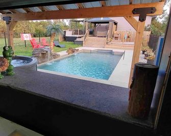 Ultimate Gamers Retreat, Arcade, pool & Hot Tub - Carleton Place - Piscina