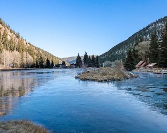 Homey cabin near National Forest with private hot tub, deck, grill, & WiFi - South Fork - Pool