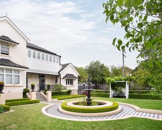 Historic Art-filled Studio Close to Transport - Petersham - Edifício