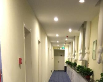 7 Days Inn Hami Baofeng Market Branch - Hami - Pasillo