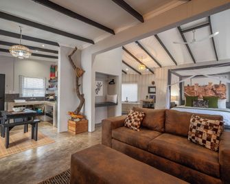 Foxy Crocodile Bush Lodge & Kruger Safari's - No Loadshedding - Marloth Park