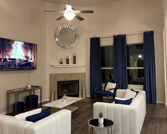 Luxurious home just minutes away from Sea World and Fiesta Texas! - Helotes - Sala de estar