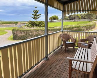 Sails - elegant, spacious beach villa - Port Fairy - Balcony