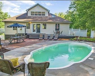 3+ acre Home: Pool Table, Putt-Putt, 4 miles to Downtown and SEMO, Summer Pool - Cape Girardeau - Pool