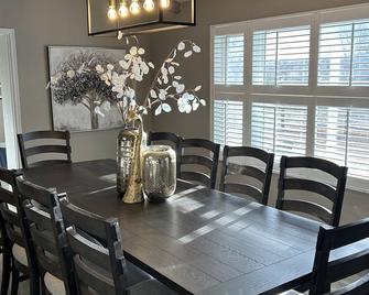 Located on a beautiful ranch! Relax with mountain view’s & a pool table - Cody - Comedor