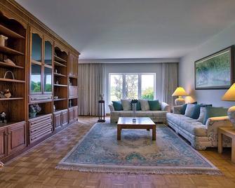 Grand Villa Estate - Burlington - Living room