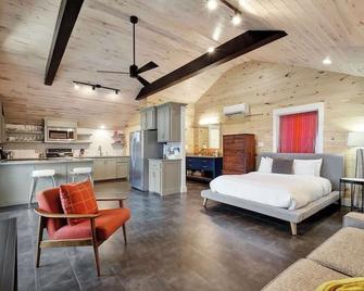 The Soco Studio | Chic Stay w/ Balcony - أوستن - غرفة نوم