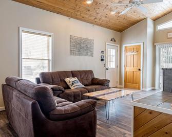 Your Own Personal Ski - Skate - Fishing Lodge! - Union Dale - Sala de estar