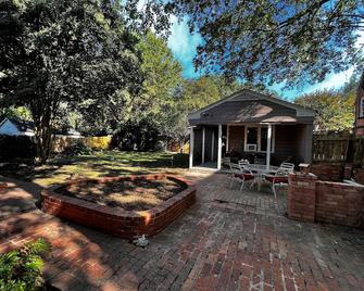 Historic 3-bedroom Cloverdale Home next to Playhouse - Montgomery - Patio