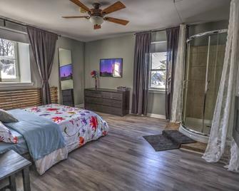 Unique patriomonial brick house in historic Vieux-Beloeil - Beloeil - Bedroom