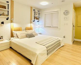 Private Guest Suite 10mins to Downtown - King Bed - Bathtub - Free Parking - Vancouver - Habitación