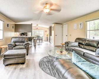 5 Mi to 5 Golf Courses: Home in Lake Arrowhead - Nekoosa - Living room