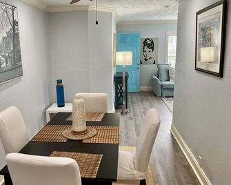Montrose Hist Dist - CharmAzure 2 Br/1Ba w W/D apt - Houston - Essbereich