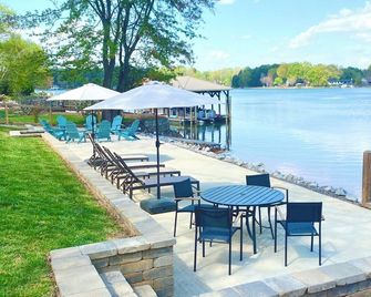 Charming “Langtree Lakeside Cottage” on a quiet wide cove near Cornelius. - Mooresville - Patio
