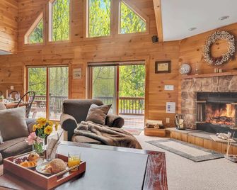 Massive Log Cabin, 8 acres, Hot Tub, Sauna Firepit - Lakeville