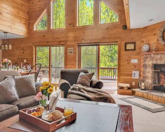 Massive Log Chalet with Hot Tub - Lakeville - Living room