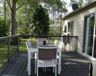 Bronte Lodge, Wine Country Stay Hunter Valley with Games Room, Close to Town - Cessnock - Balcony