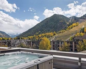 Independence Square 308, Top Floor Hotel Room with Ideal Downtown Location - Aspen - Basen