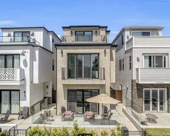 Spacious house, 5 min walk to beach, Main St. AND Outdoor Mall - Huntington Beach - Building