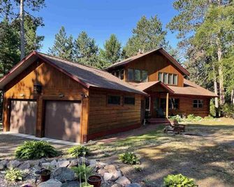 Lakewood Lodge - Marquette Log Cabin w/ Lake Views - Marquette - Building