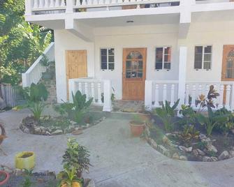 Hideaway in Ashton, homey atmosphere for tranquility - home away from home. - Union Island - Terasa