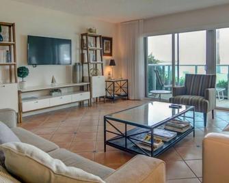 2 Bedroom-2 Bath Canal Front , Terrace, Walk to Bal Harbour Beach - Bal Harbour - Wohnzimmer