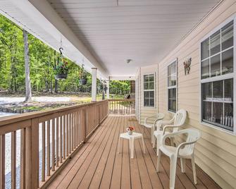 Screened Porch Forested Tamassee Escape! - Salem - Patio
